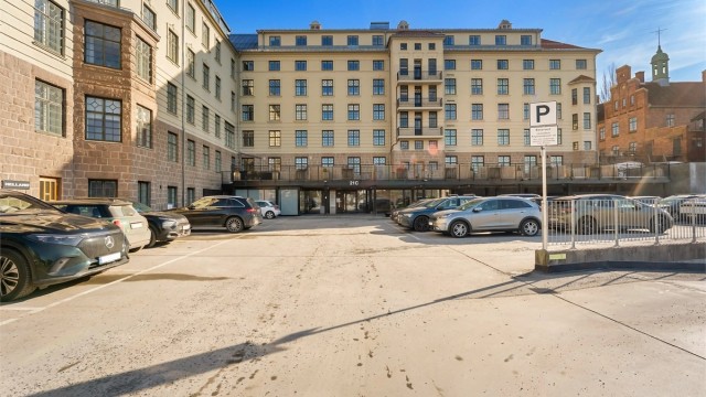 Bygningen, tidligere Statens Lærerindeskole, ble ombygget i 2014 og har en fredet fasade.