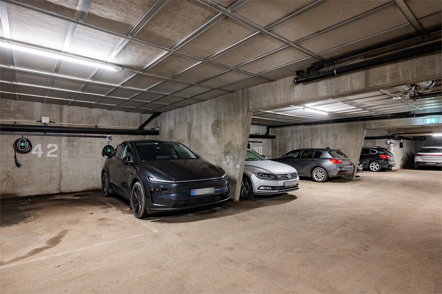 Det medfølger en fast garasjeplass med installert elbillader. Sameiet har også gjesteparkering.