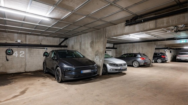 Det medfølger en fast garasjeplass med installert elbillader. Sameiet har også gjesteparkering.