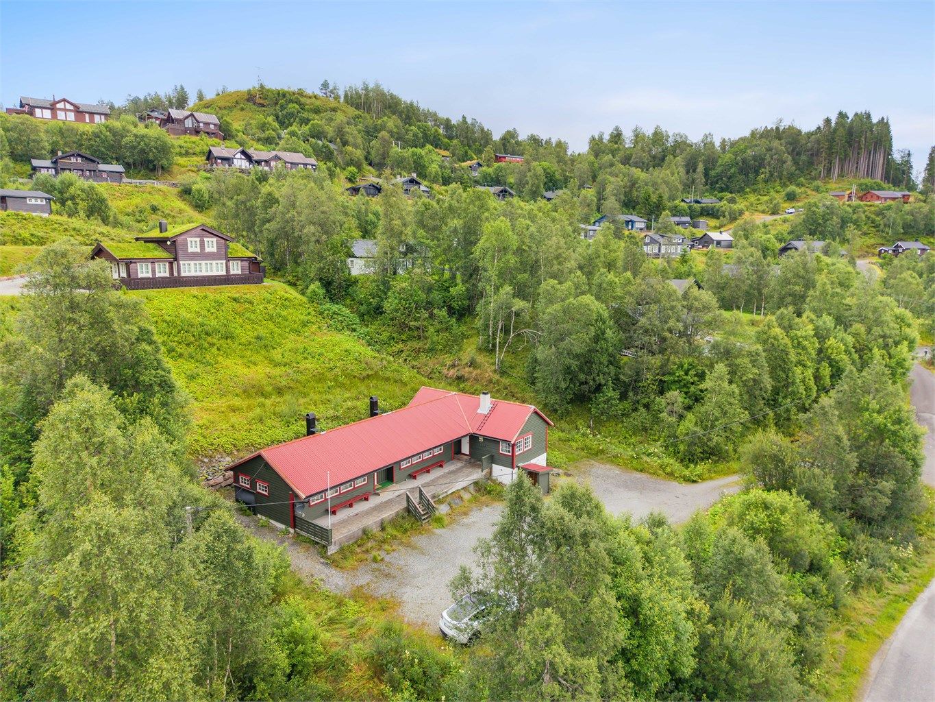 Vinterbrøytet vei helt frem til eiendommen, med parkering på eget tun.