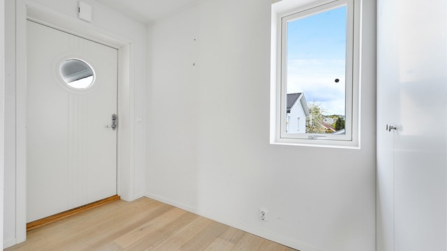 God plass til oppbevaring av yttertøy og sko.