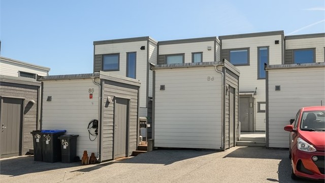 Parkering rett utenfor inngangen, med plass til 2 biler.