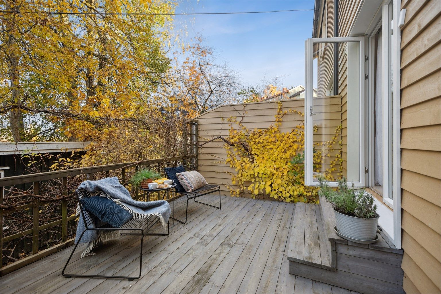 Et ideelt sted for å nyte solrike dager i fredfulle og usjenerte omgivelser, omkranset av vakker natur.