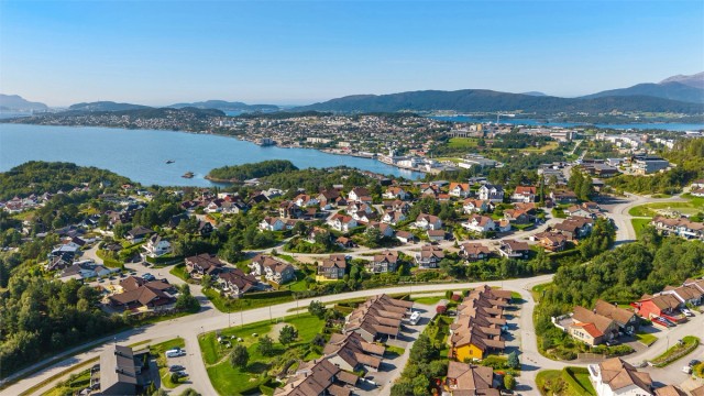 En kort biltur unna finner du AMFI Moa med et bredt utvalg av butikker og tjenester.