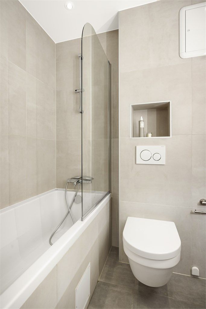 Det er varme i gulvet og downlights i himlingen.