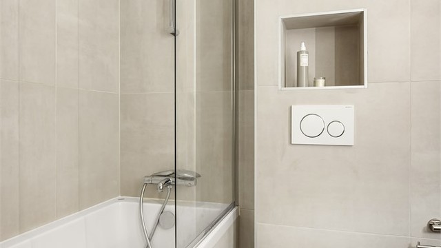 Det er varme i gulvet og downlights i himlingen.