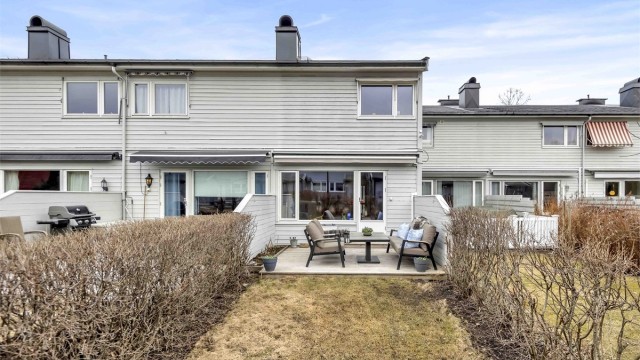 Dønskiveien 72 E ligger i et attraktivt og svært barnevennlig boligområde på Gjettum