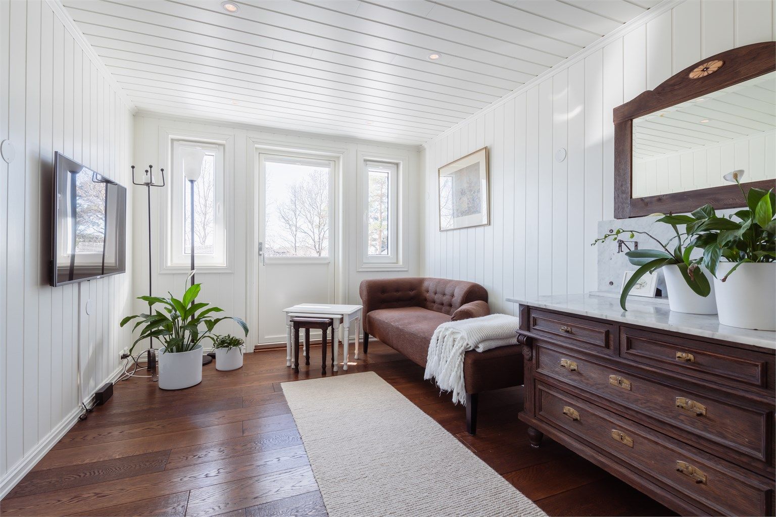 I andre etasje finner du en ekstra stue, ideell som TV-stue eller lekerom for barna.