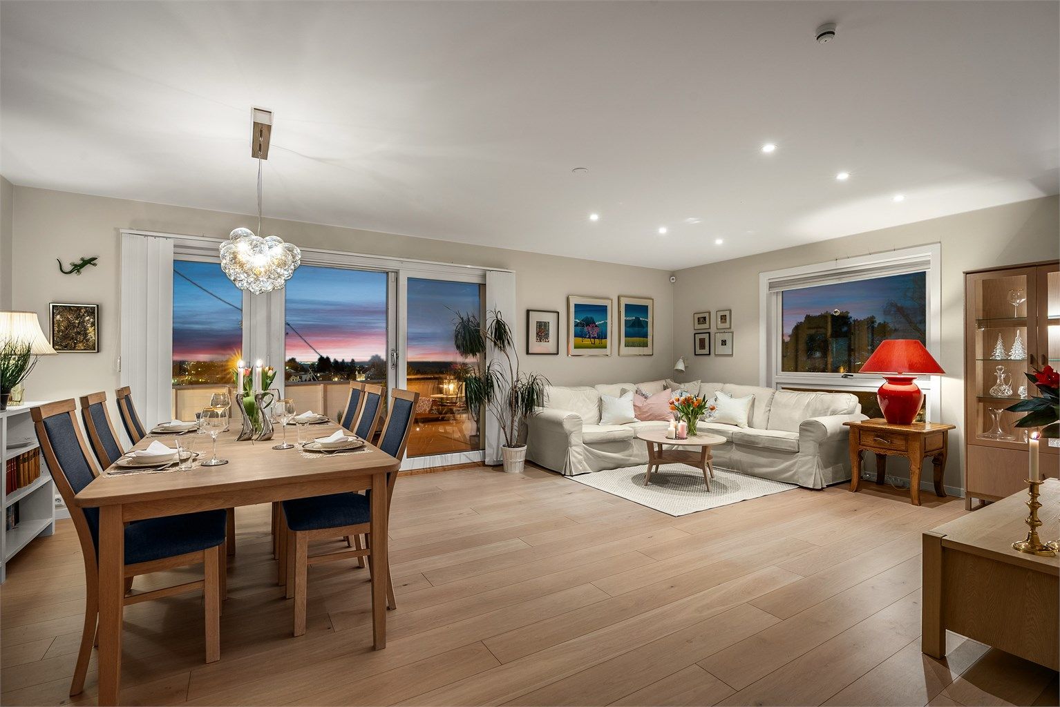 Velkommen til Granstuveien 22A. En gjennomgående og oppgradert 4-roms hjørneleilighet, pusset opp i 2019, med flott fjordutsikt.