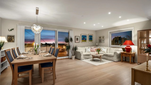 Velkommen til Granstuveien 22A. En gjennomgående og oppgradert 4-roms hjørneleilighet, pusset opp i 2019, med flott fjordutsikt.