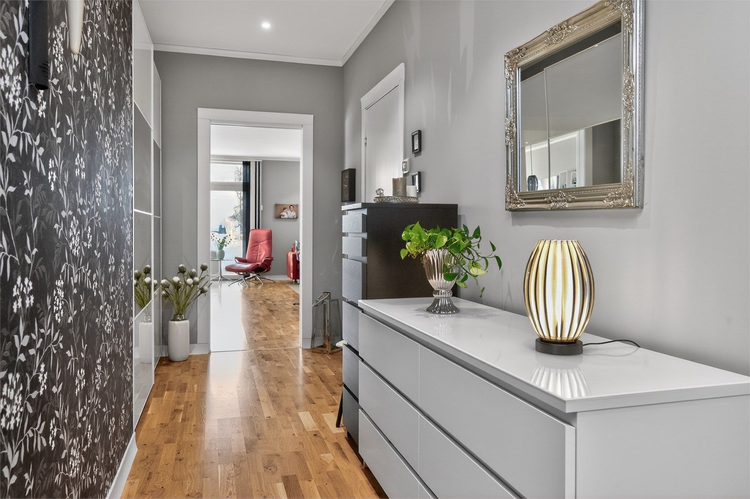 Romslig entré med god plass til oppbevaring av yttertøy og sko. 