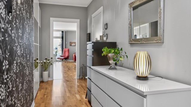 Romslig entré med god plass til oppbevaring av yttertøy og sko.