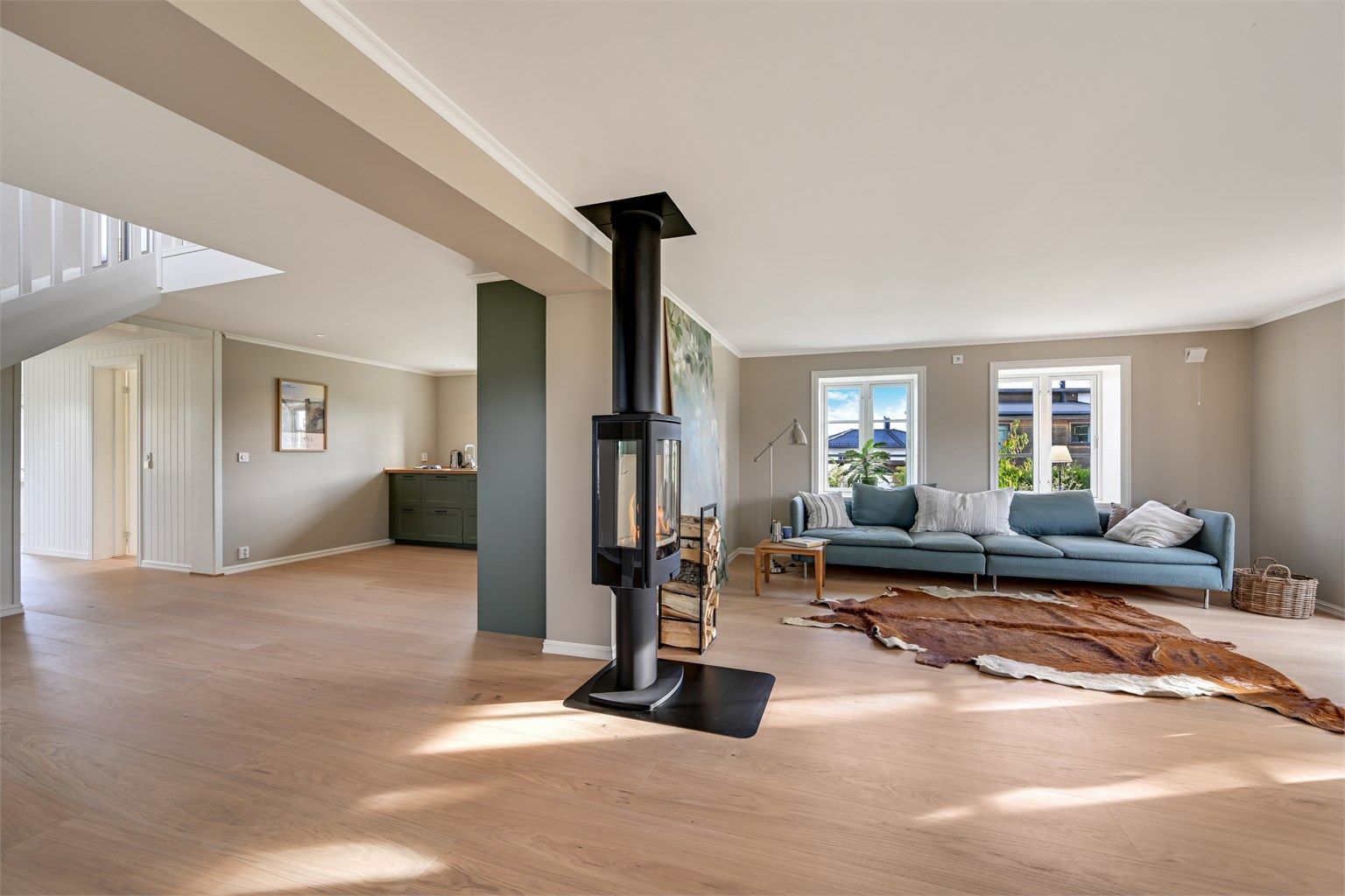 Med omfattende renovering, lekre materialvalg og en svært pen utførelse fremstår eiendommen som et hjem det er lett å bli begeistret for.