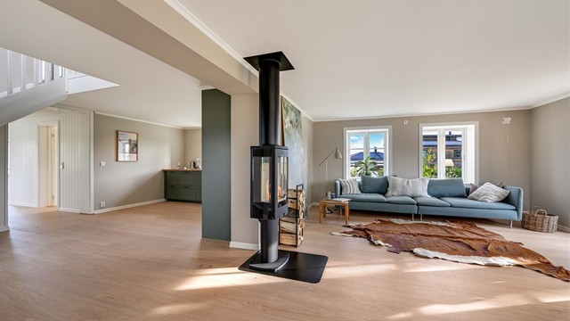 Med omfattende renovering, lekre materialvalg og en svært pen utførelse fremstår eiendommen som et hjem det er lett å bli begeistret for.
