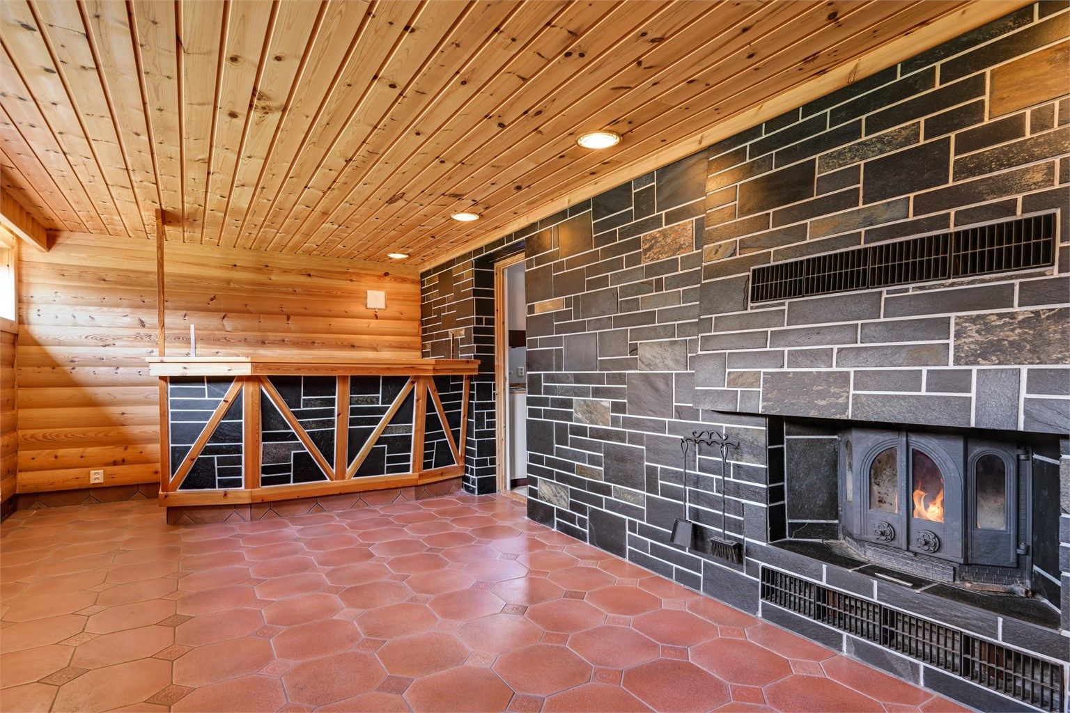 Det innredede rommet i kjelleren har en plassbygget bar, perfekt for sosiale sammenkomster. (Ikke godkjent til varig opphold)