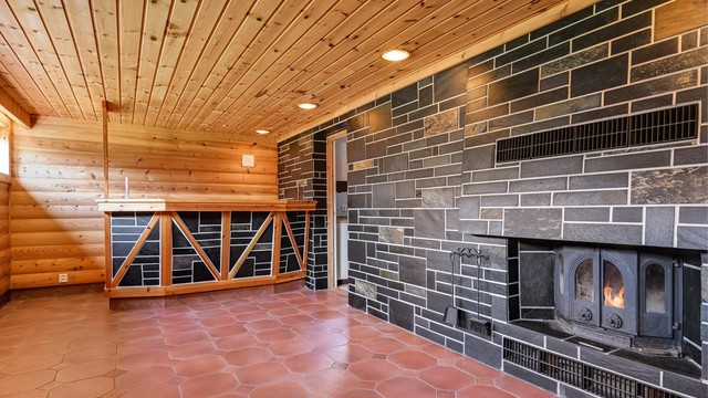 Det innredede rommet i kjelleren har en plassbygget bar, perfekt for sosiale sammenkomster. (Ikke godkjent til varig opphold)