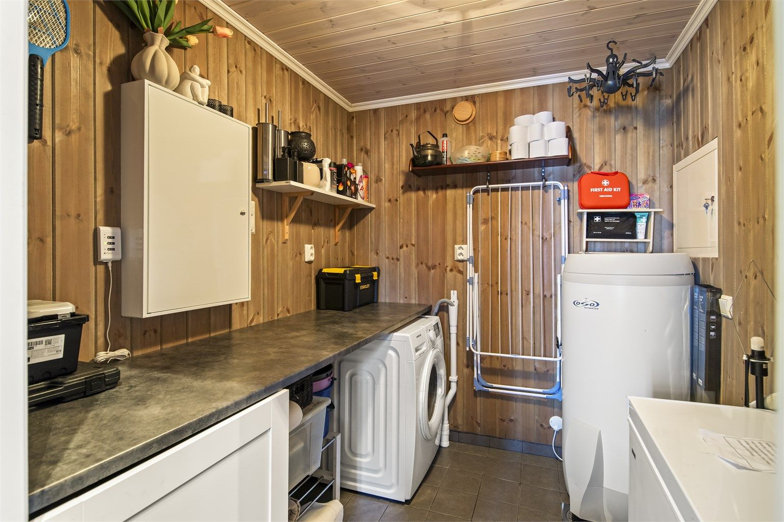 Praktisk med vaskerom med inngang fra hallen. God lagringsplass og vaskemaskin