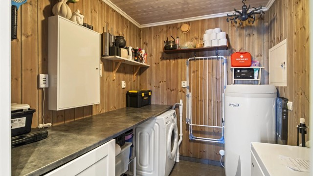 Praktisk med vaskerom med inngang fra hallen. God lagringsplass og vaskemaskin