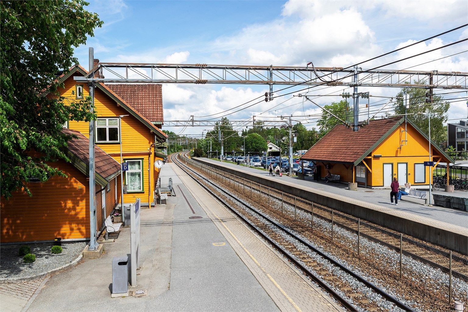 Fra Ås stasjon, ca. 15 minutters gange unna, er det gode togforbindelser.