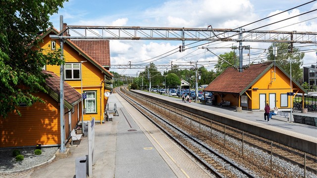 Fra Ås stasjon, ca. 15 minutters gange unna, er det gode togforbindelser.