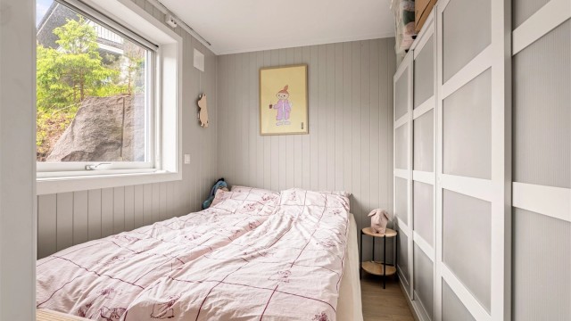 Ett soverom inngår i hybelen. Rommet er godkjent bruksendret fra bod til soverom.