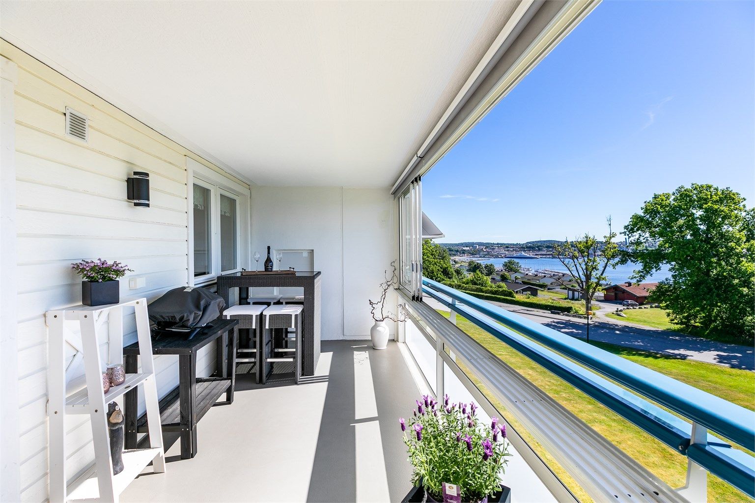 Skjermende glass utvider verandaens bruksmuligheter betydelig. Glassene er festet til skinner og kan enkelt skyves til side.