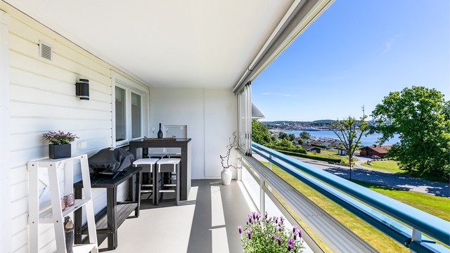 Skjermende glass utvider verandaens bruksmuligheter betydelig. Glassene er festet til skinner og kan enkelt skyves til side.