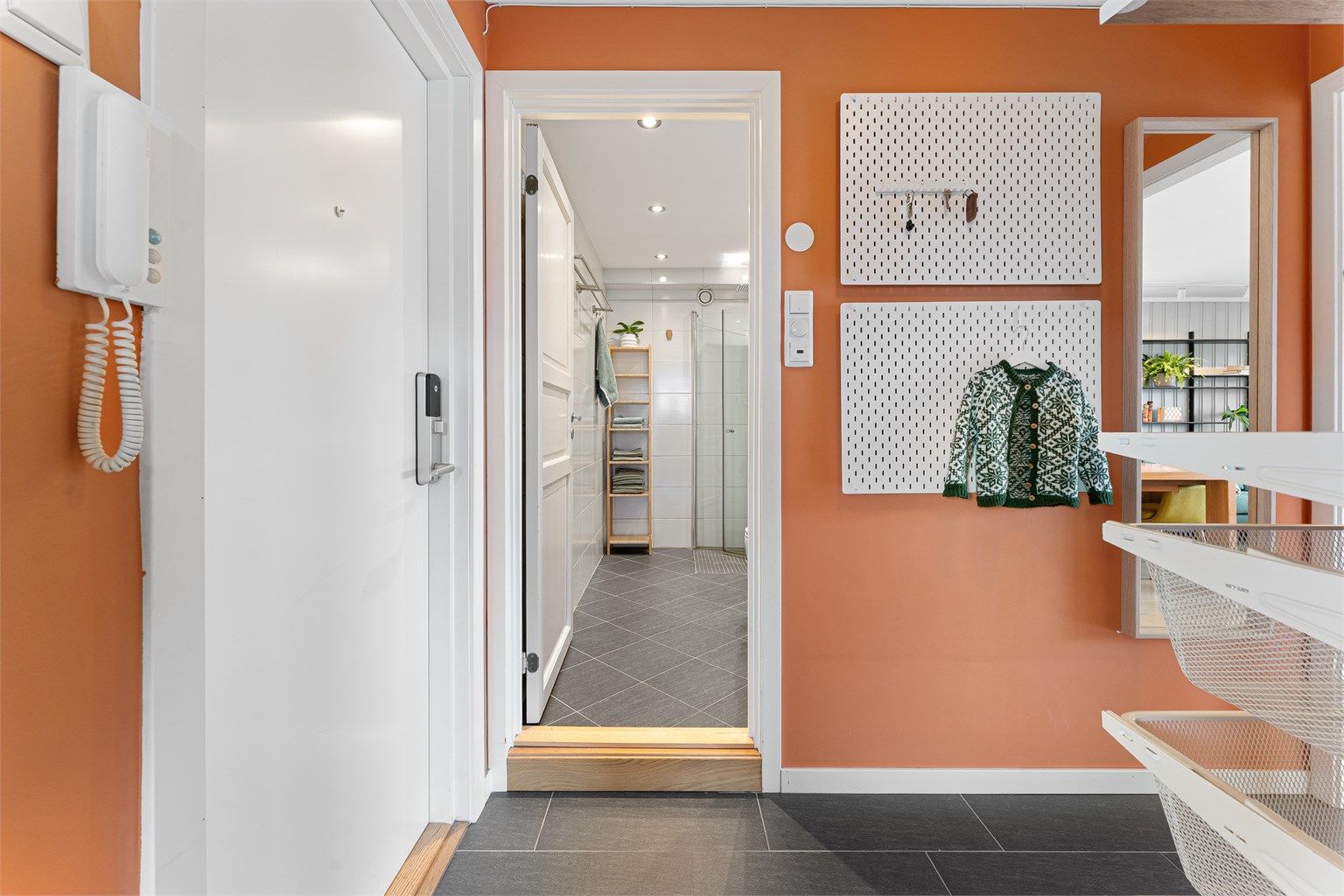 Entréen er sikret med en solid dør fra 2019 med brannklasse EI30, lydklasse 43db og Yale Doorman kodelås.