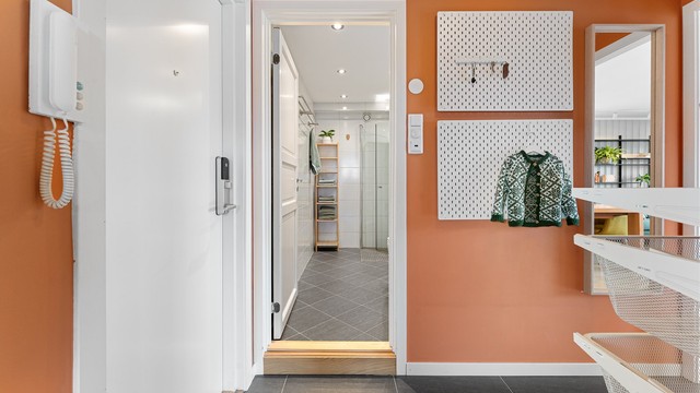 Entréen er sikret med en solid dør fra 2019 med brannklasse EI30, lydklasse 43db og Yale Doorman kodelås.