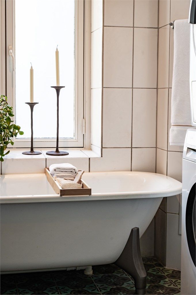 Badet har opplegg for vaskemaskin. Gulv, membran, gulvvarme og fliser ble lagt nytt i 2016.