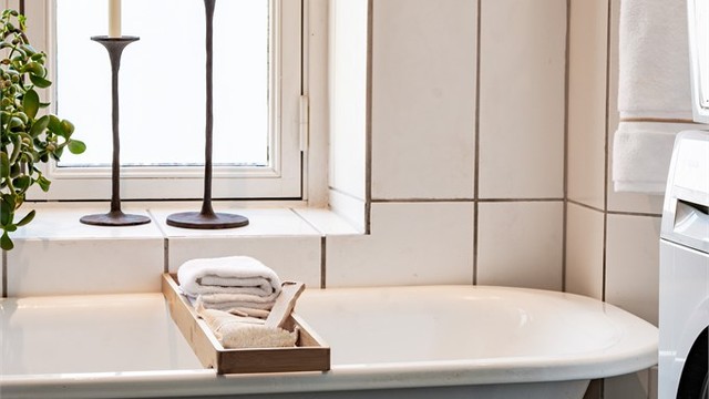 Badet har opplegg for vaskemaskin. Gulv, membran, gulvvarme og fliser ble lagt nytt i 2016.