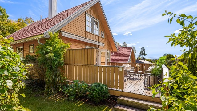 Terrasse fra stuen har trapp ned til hagen og gjør det enkelt for lek i hagen for barna.