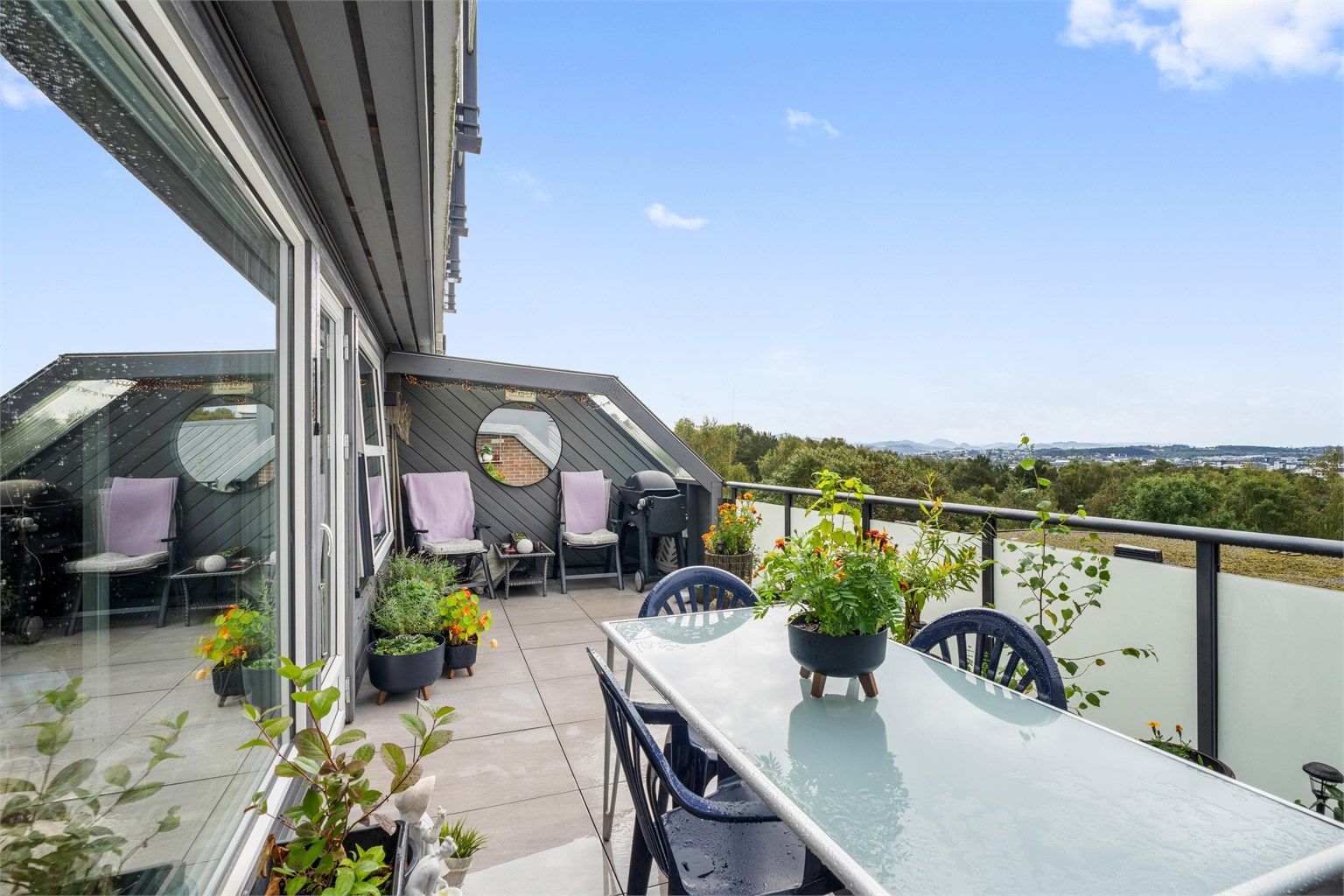 Stor og solrik balkong med flott utsikt.