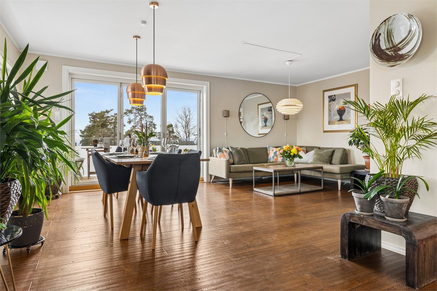 De store vindusflatene og utgangen til balkongen gir rikelig med naturlig lys.