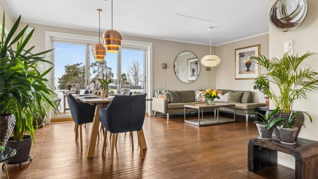 De store vindusflatene og utgangen til balkongen gir rikelig med naturlig lys.