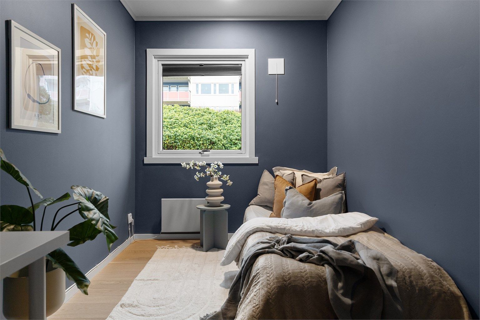 - Malt i en behagelig mørkeblå tone -