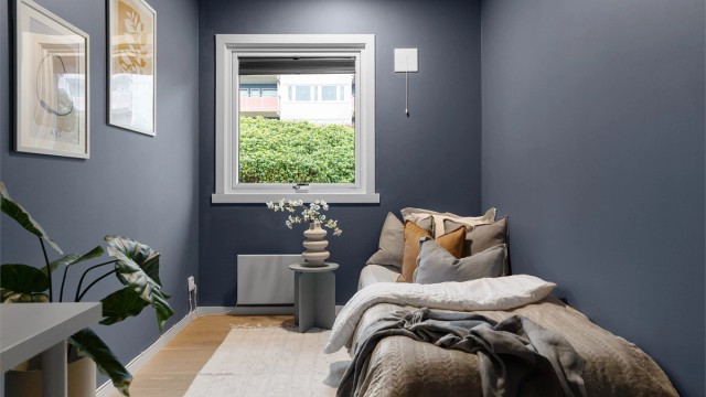 - Malt i en behagelig mørkeblå tone -