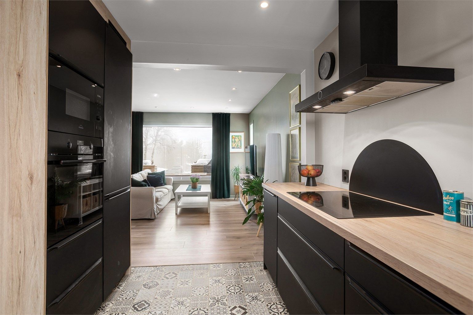 Integrerte hvitevarer som kjøleskap, stekeovn, mikrobølgeovn, oppvaskmaskin og nedfelt platetopp medfølger