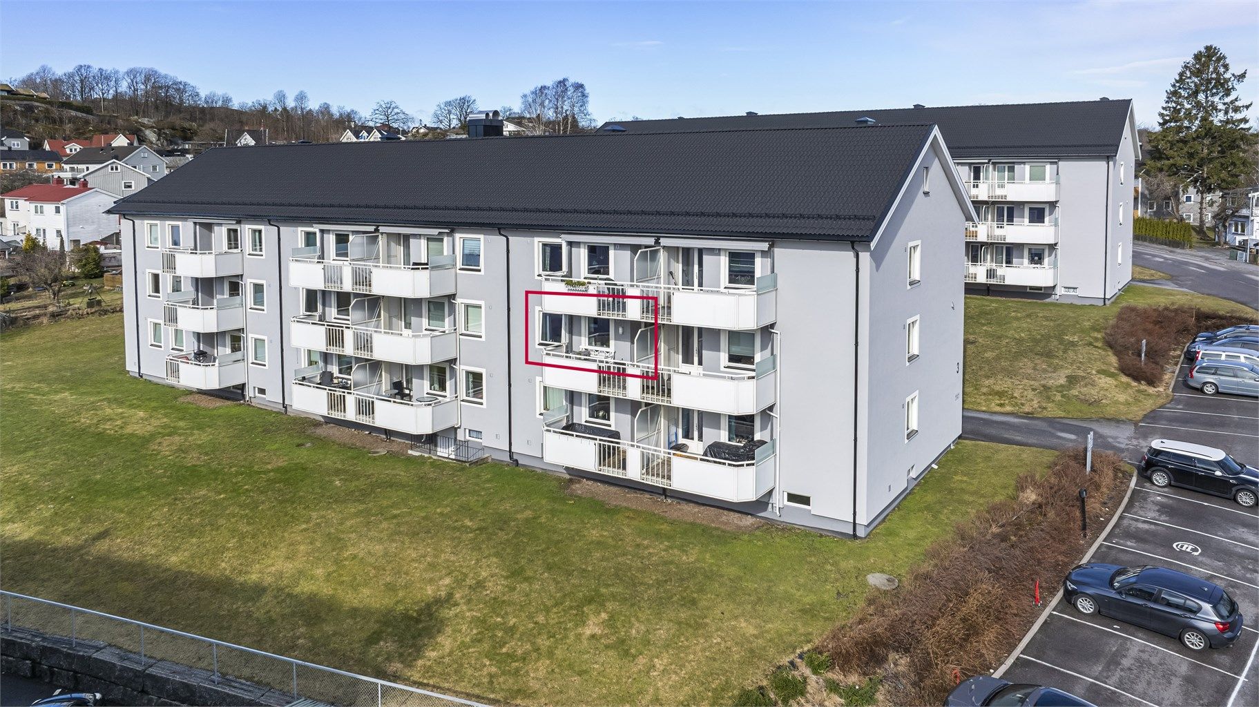 Det medfølger parkeringsplass, og borettslaget har lagt til rette for lading av elbil.