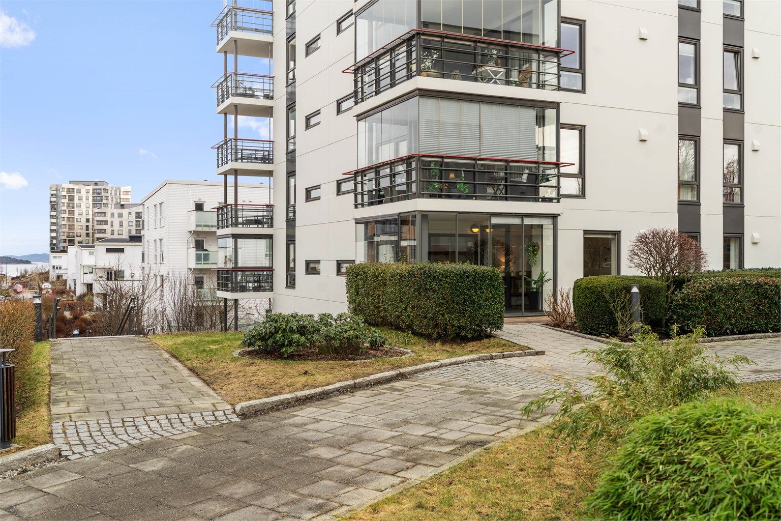 Bygget har heis, og adkomst til leiligheten skjer via felles trappeoppgang.