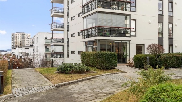 Bygget har heis, og adkomst til leiligheten skjer via felles trappeoppgang.