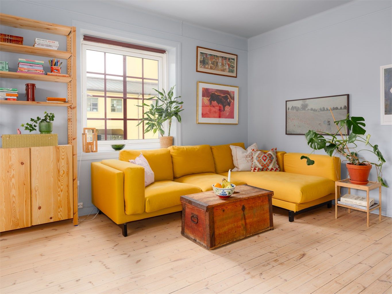 Stue med gode møbleringsmuligheter. Takhøyde ca. 2,81 m gir en luftig romfølelse.