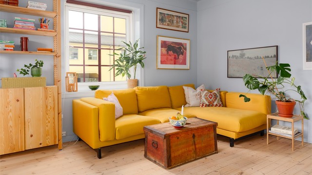 Stue med gode møbleringsmuligheter. Takhøyde ca. 2,81 m gir en luftig romfølelse.