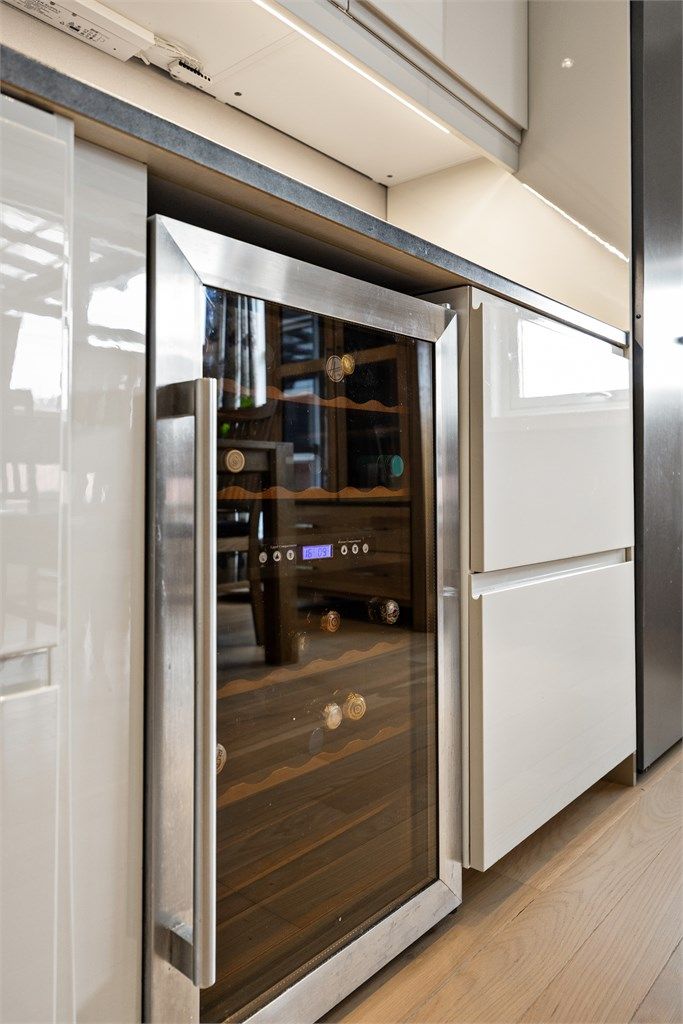 Kjøkkenet er utstyrt med frittstående hvitevarer, inkludert et eget vinskap.