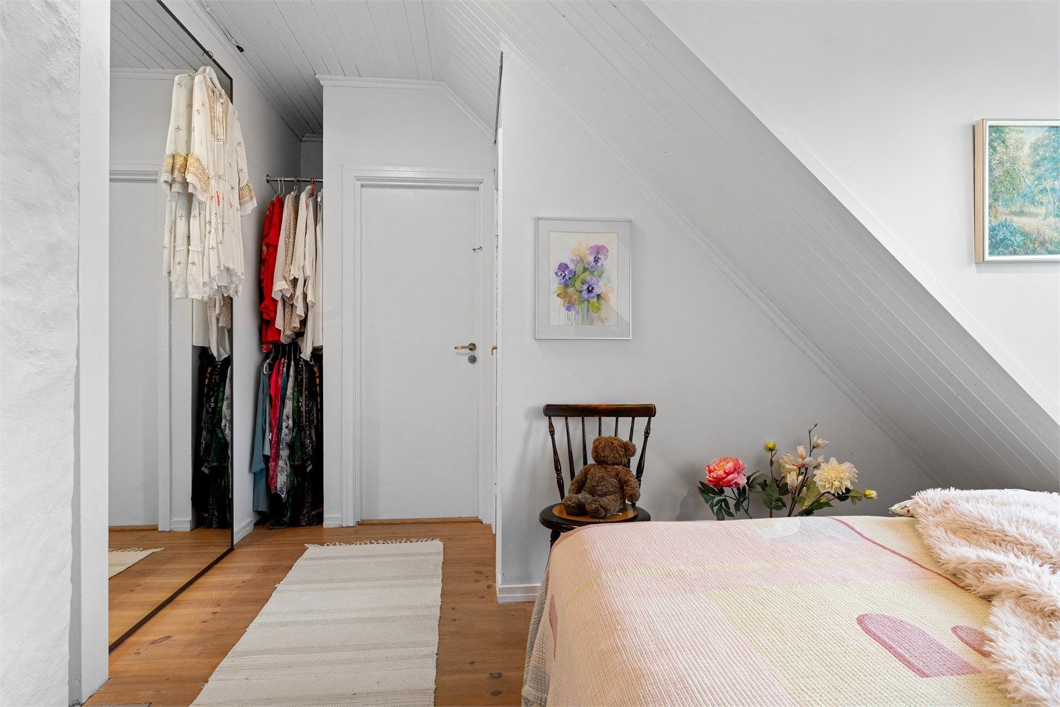 Soverommet har utgang til loftet, og en romslig bod under skråtaket. 