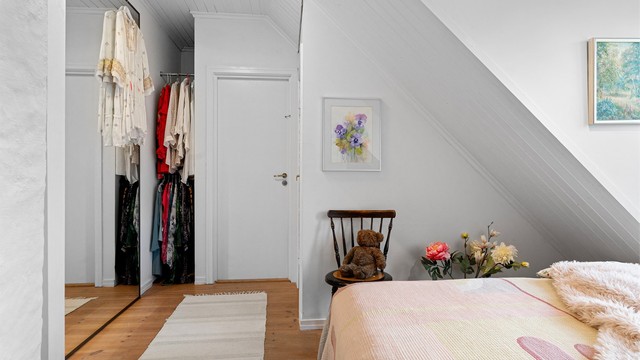 Soverommet har utgang til loftet, og en romslig bod under skråtaket.