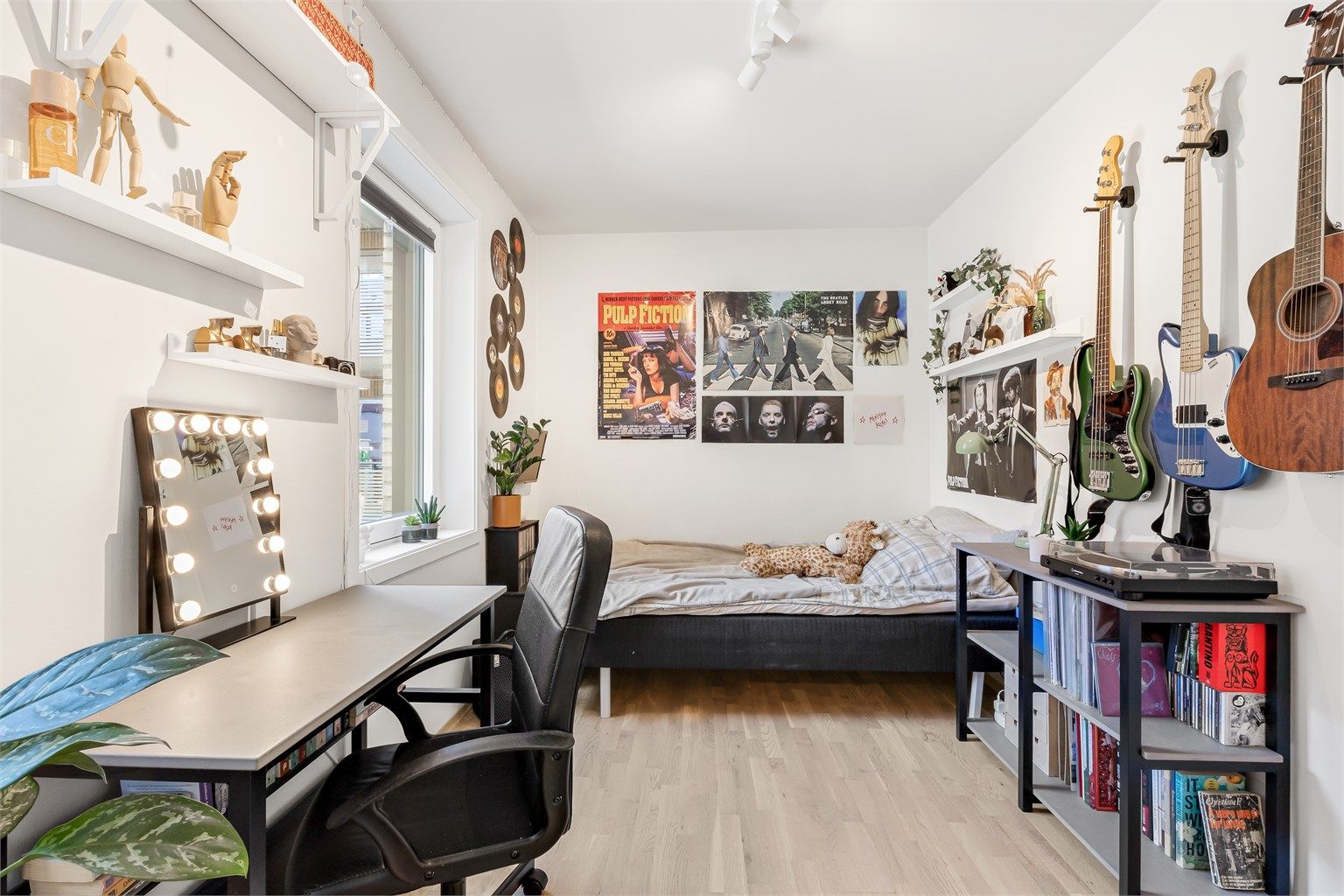 Leilighetens andre soverom, med plass til seng og skrivebord.