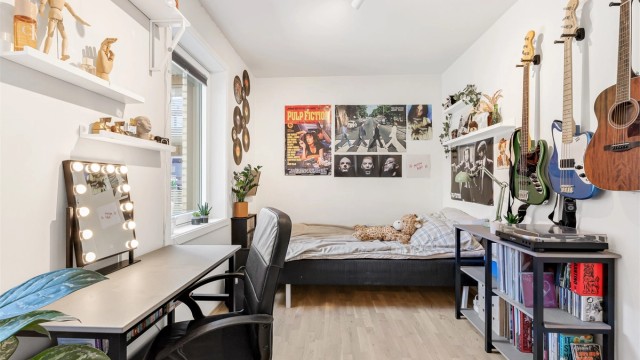 Leilighetens andre soverom, med plass til seng og skrivebord.