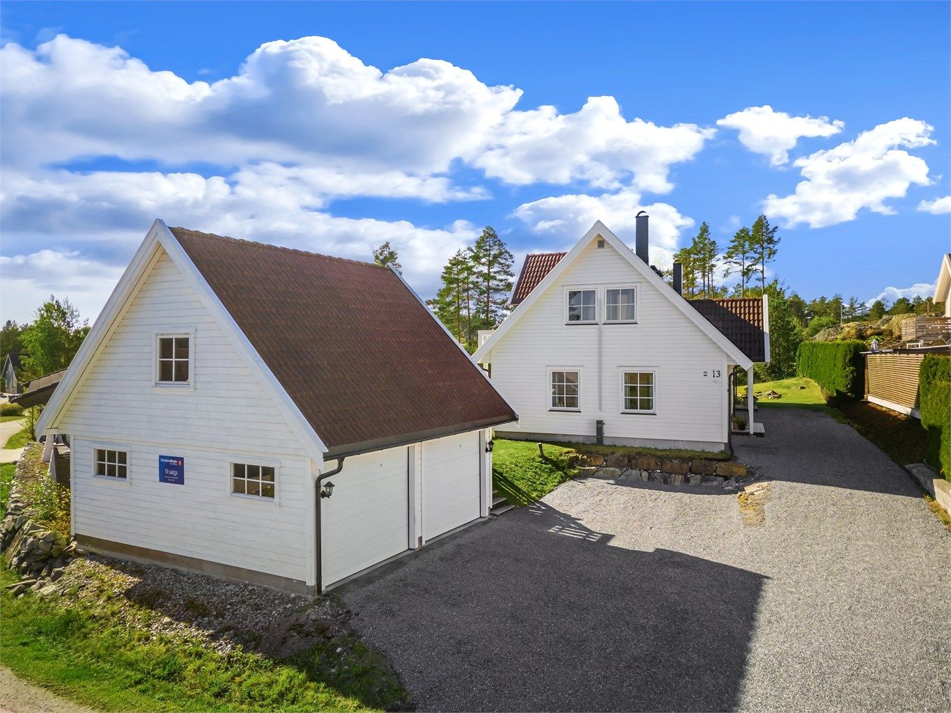 Parkering i garasje på 17 kvm og på felles gårdsplass. Foto: Emotional Landscape Production Ole Thoresen