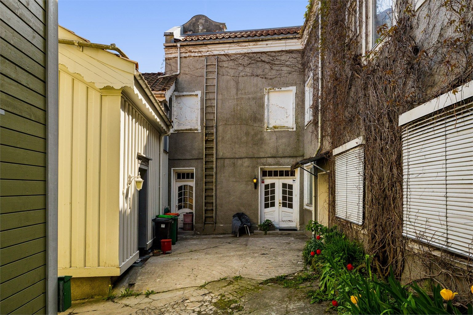 Bakgården har også plass til parkering.